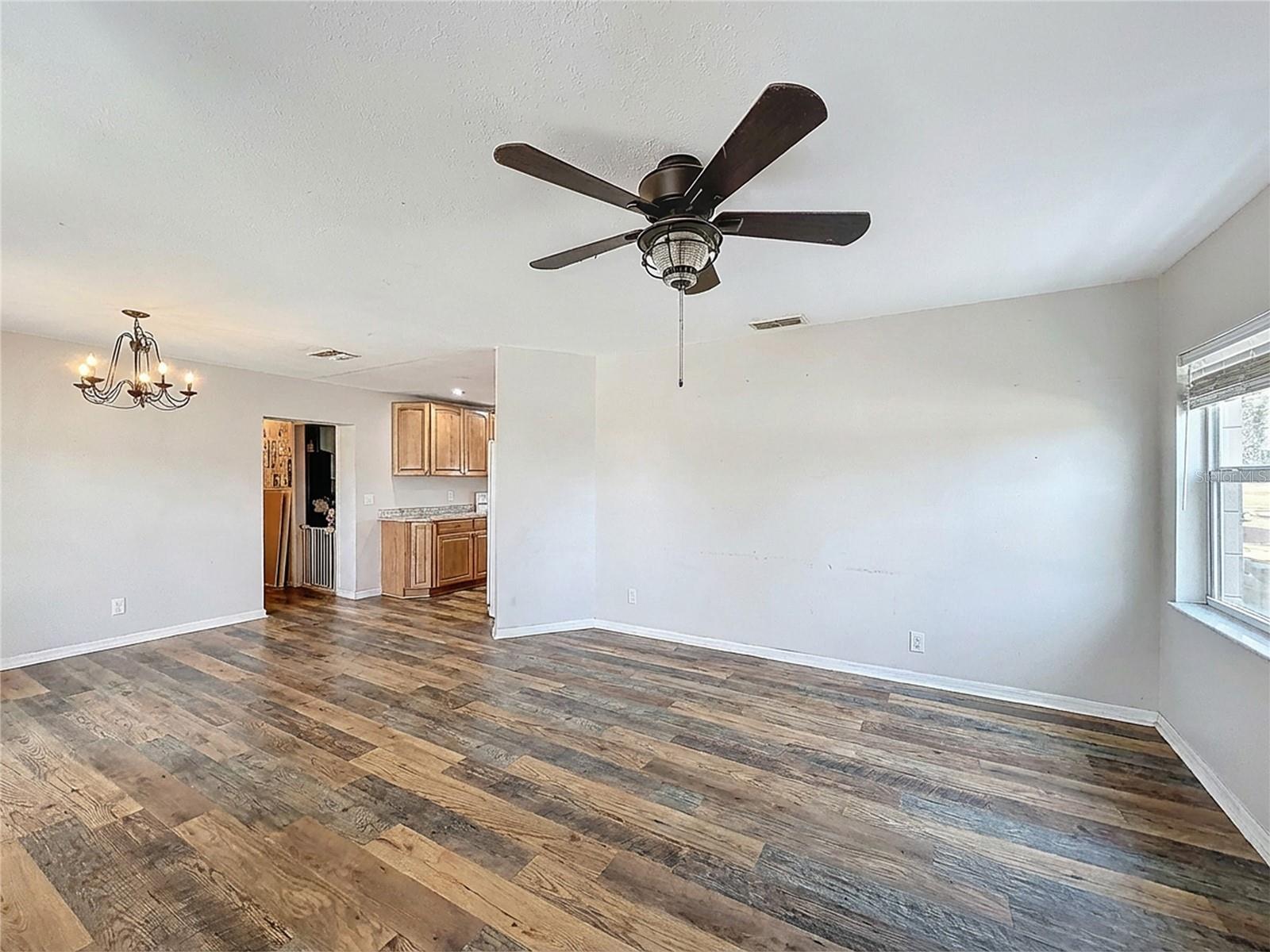 Listing photo id 6 for 9421 Sunshine Grove Road