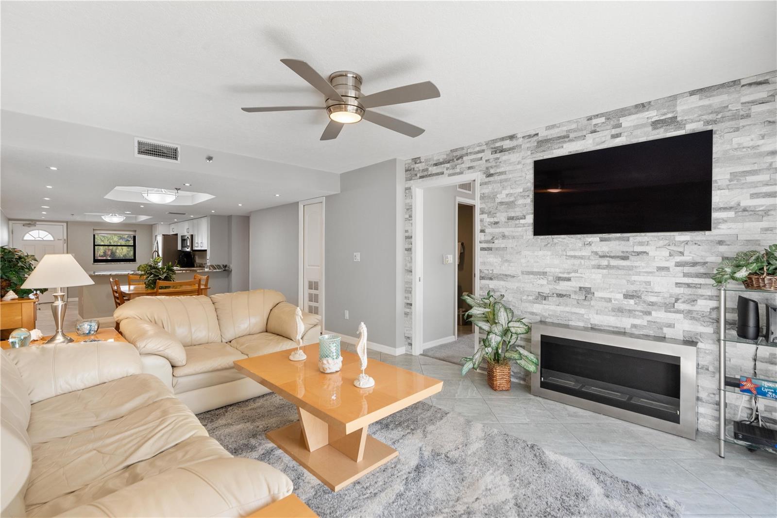 Image 13 of 36 For 14001 Gulf Boulevard 201