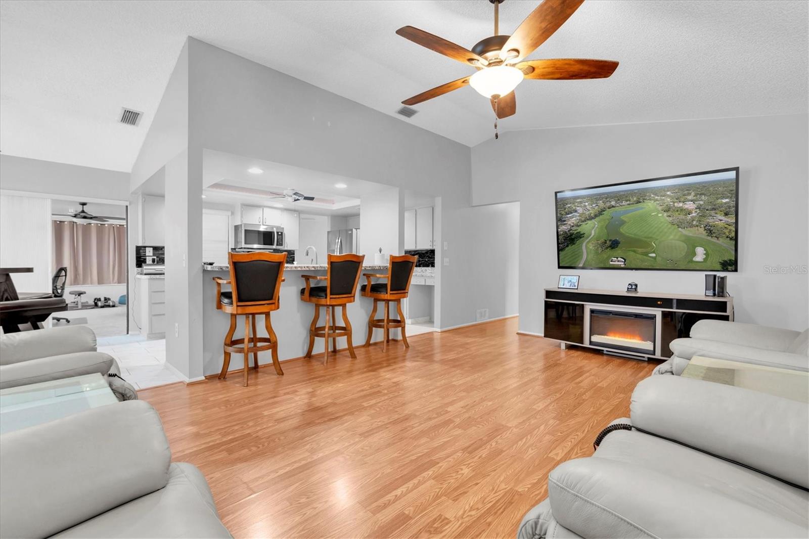 Image 19 of 64 For 7099 Pond View Court