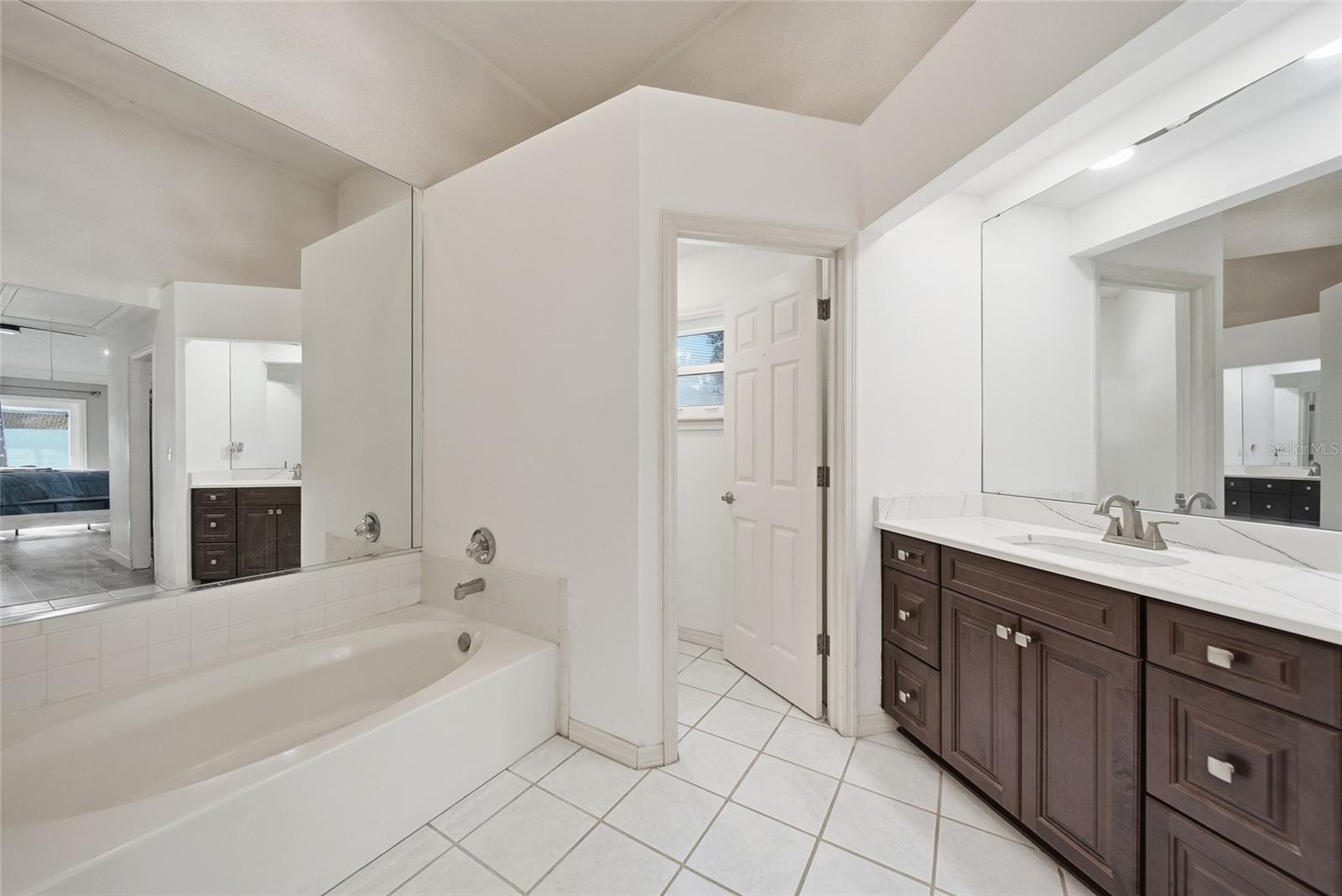 Image 12 of 45 For 9823 Sunnyoak Drive