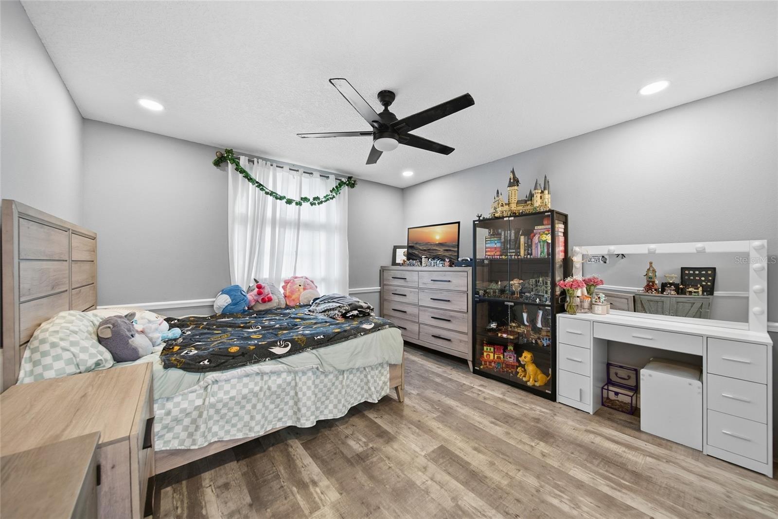 Image 17 of 45 For 9823 Sunnyoak Drive