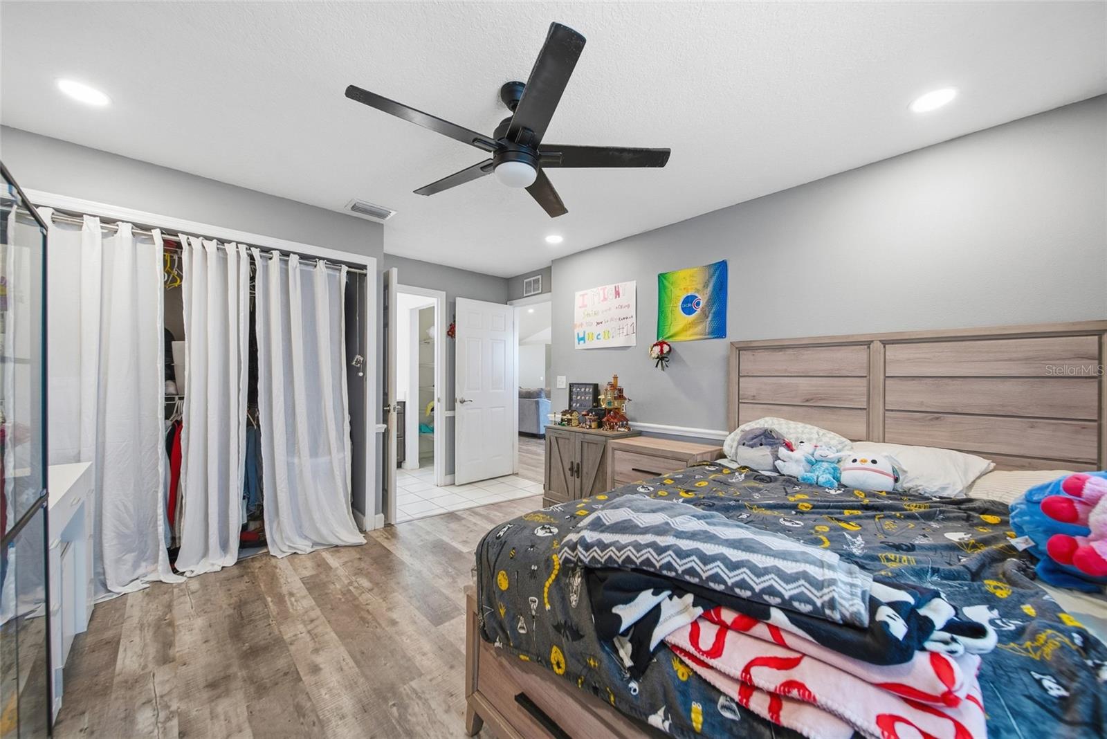 Image 18 of 45 For 9823 Sunnyoak Drive