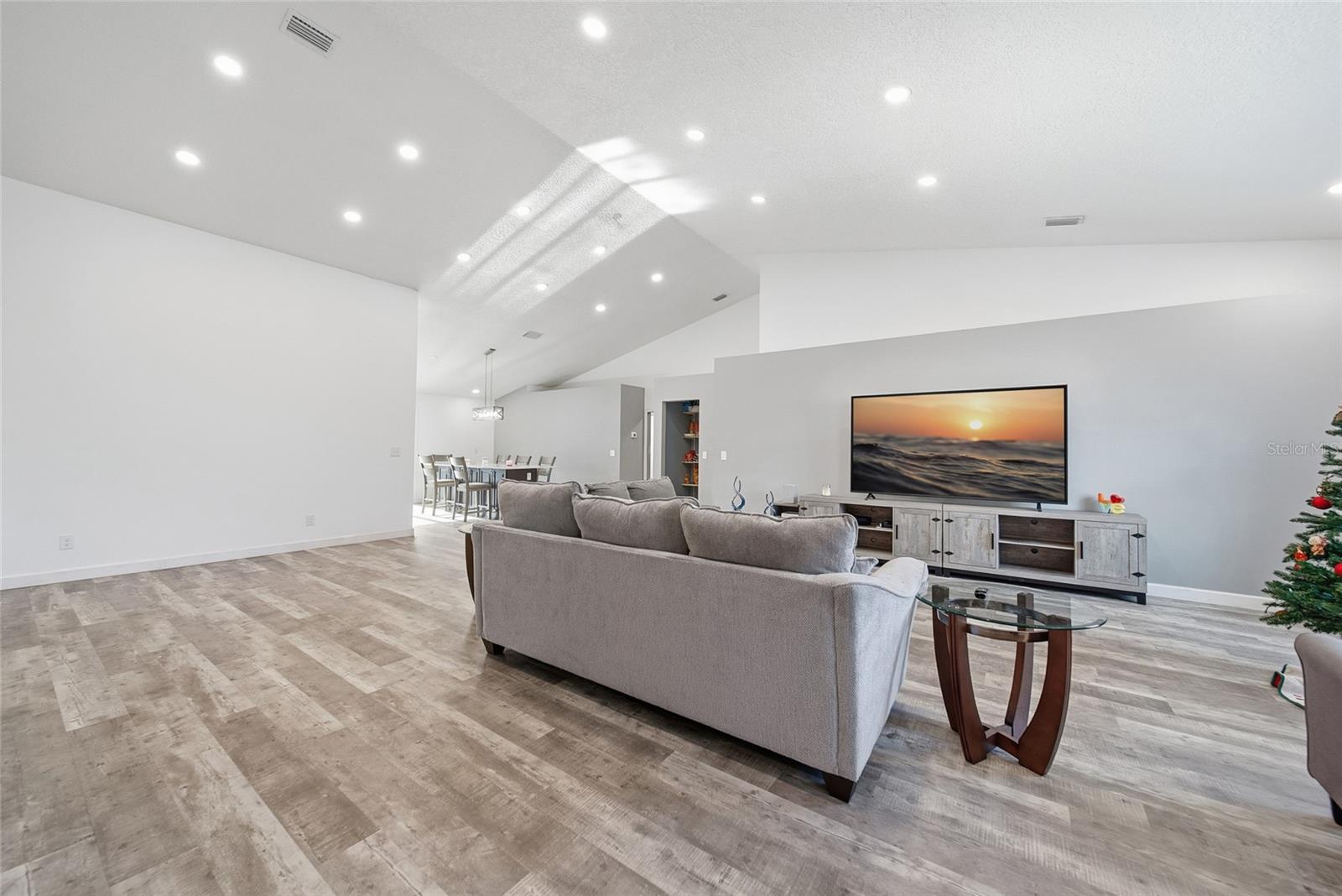 Image 31 of 45 For 9823 Sunnyoak Drive