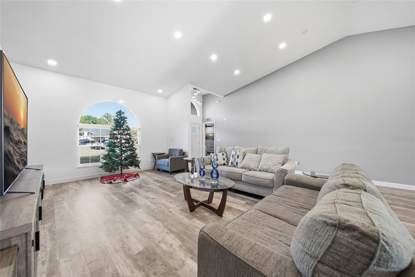 Image 32 of 45 For 9823 Sunnyoak Drive