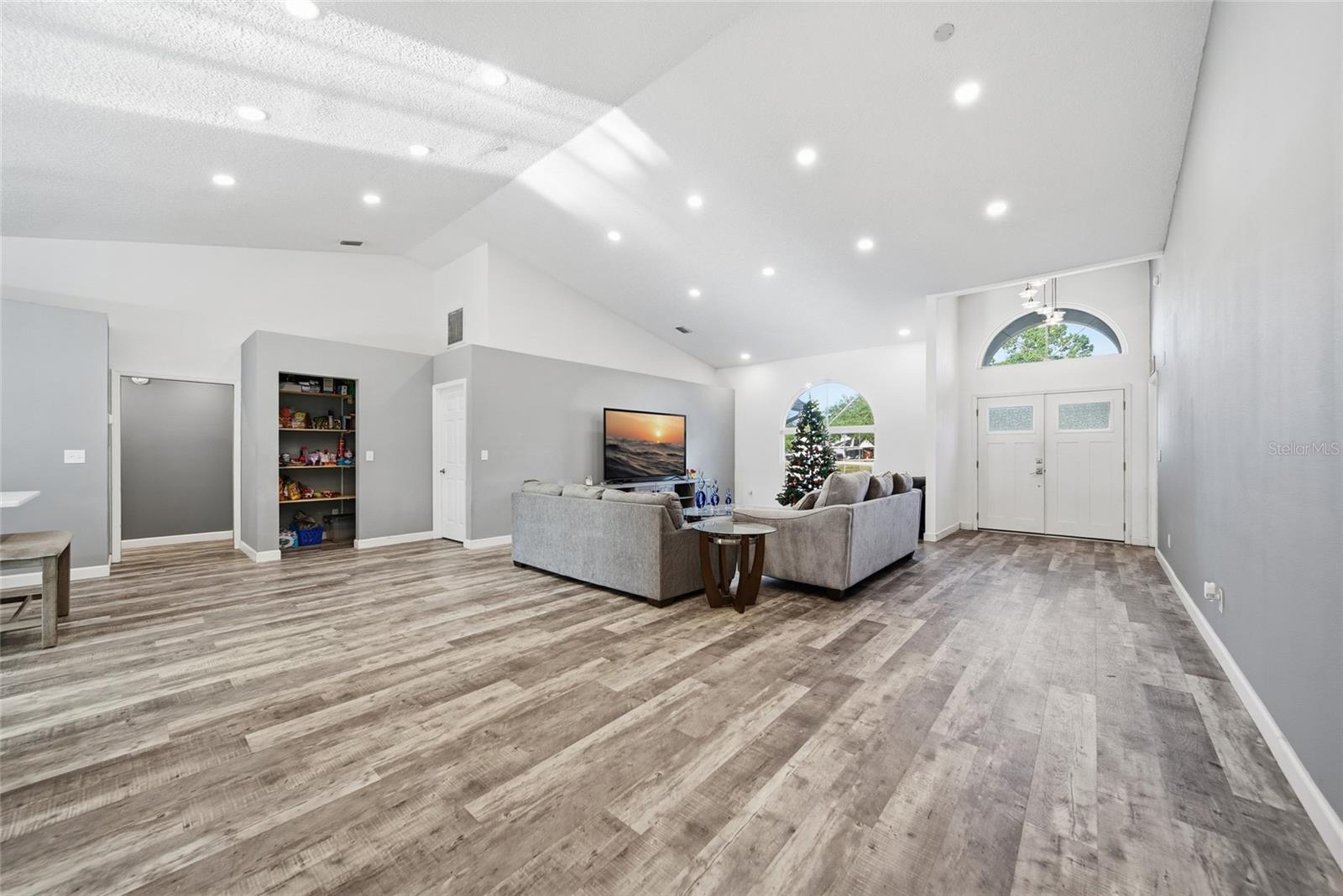 Image 4 of 45 For 9823 Sunnyoak Drive