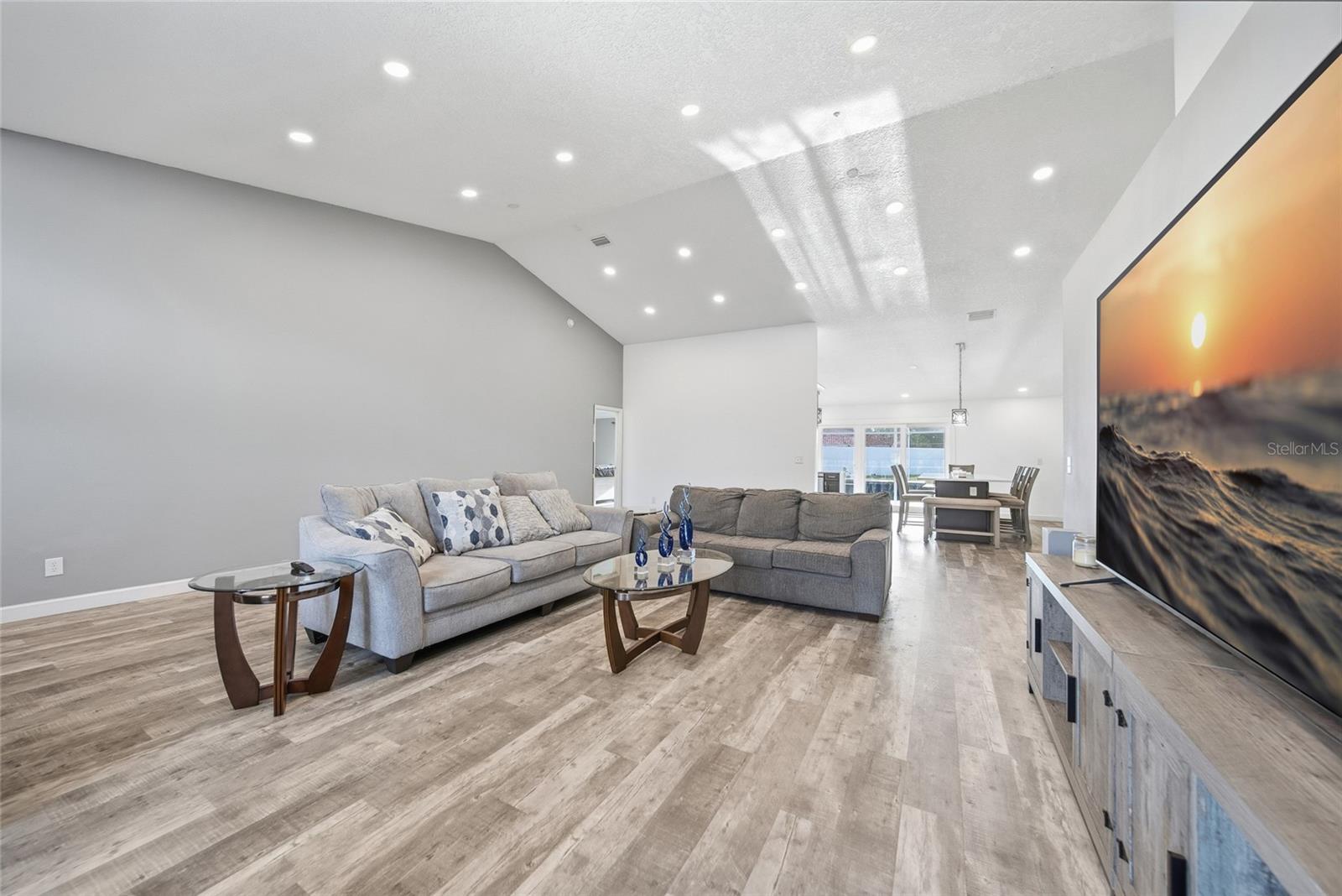 Image 5 of 45 For 9823 Sunnyoak Drive