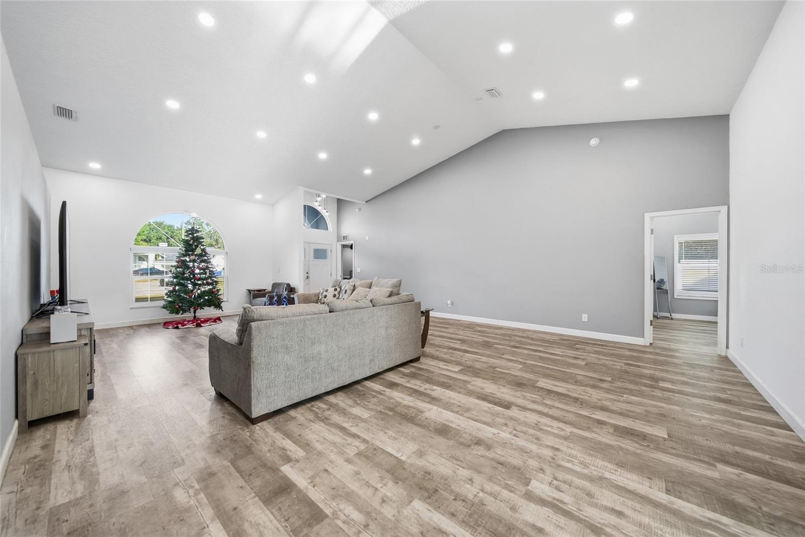 Image 6 of 45 For 9823 Sunnyoak Drive