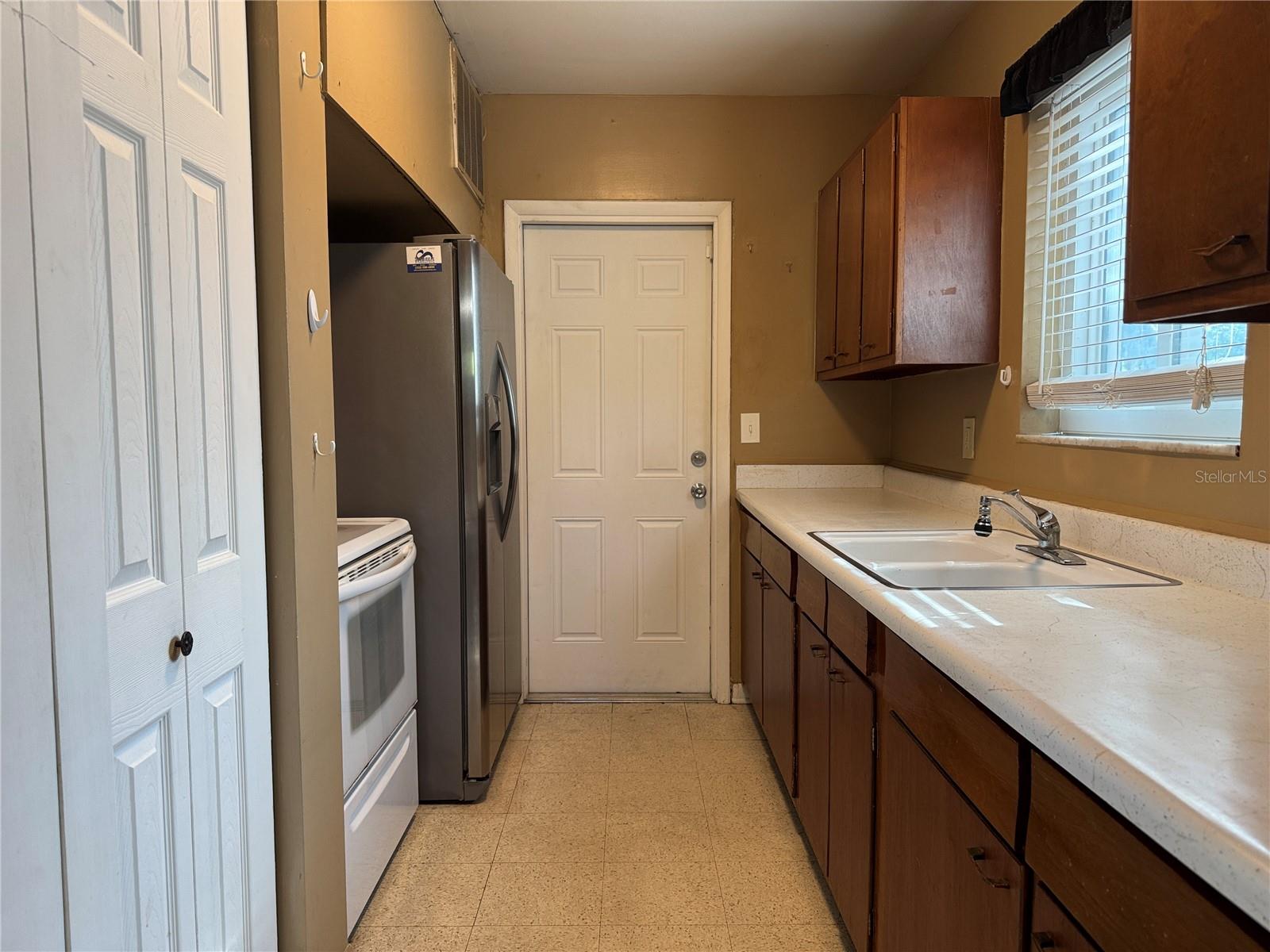 Listing photo id 10 for 6315 Treehaven Drive