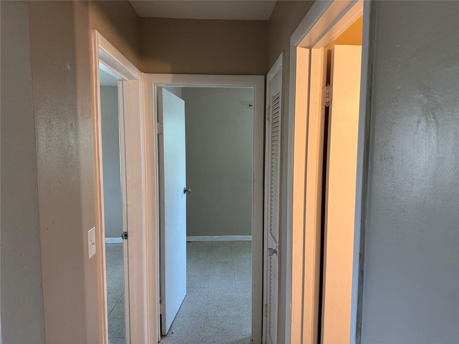 Listing photo id 13 for 6315 Treehaven Drive