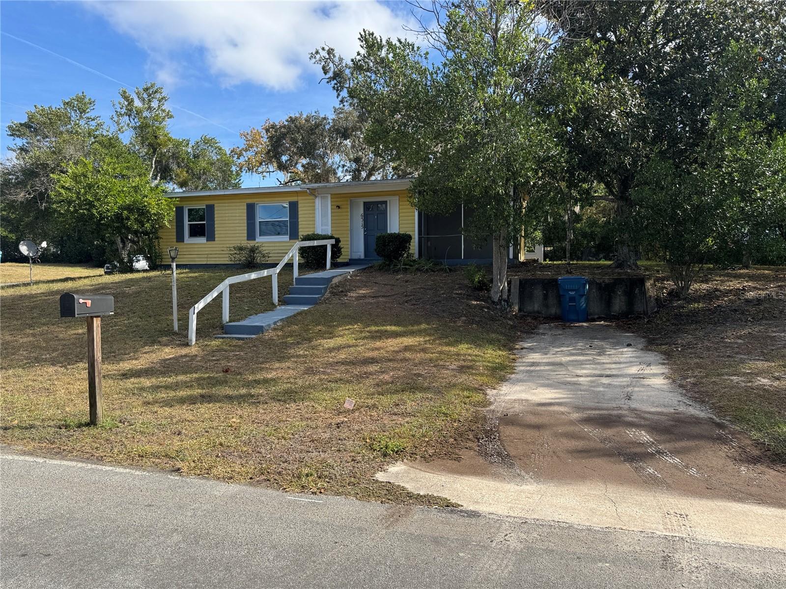 Listing photo id 0 for 6315 Treehaven Drive