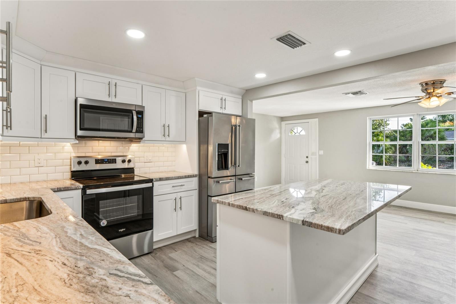 Listing photo id 10 for 3701 Devonshire Drive