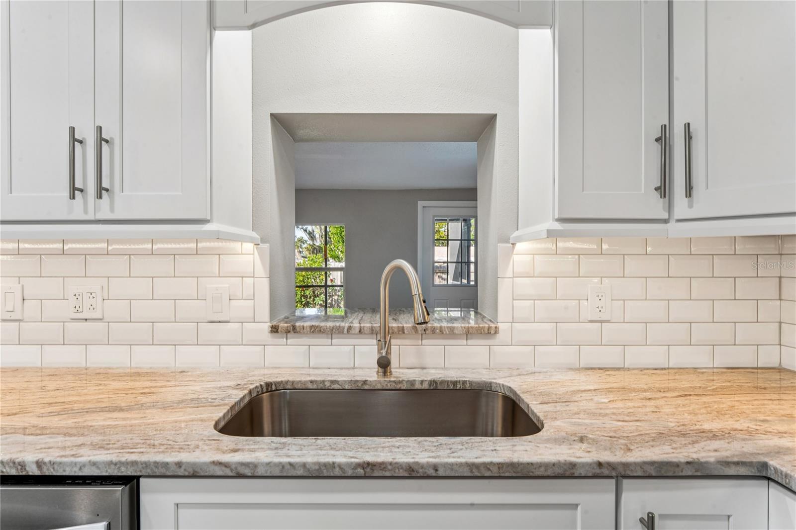 Listing photo id 11 for 3701 Devonshire Drive