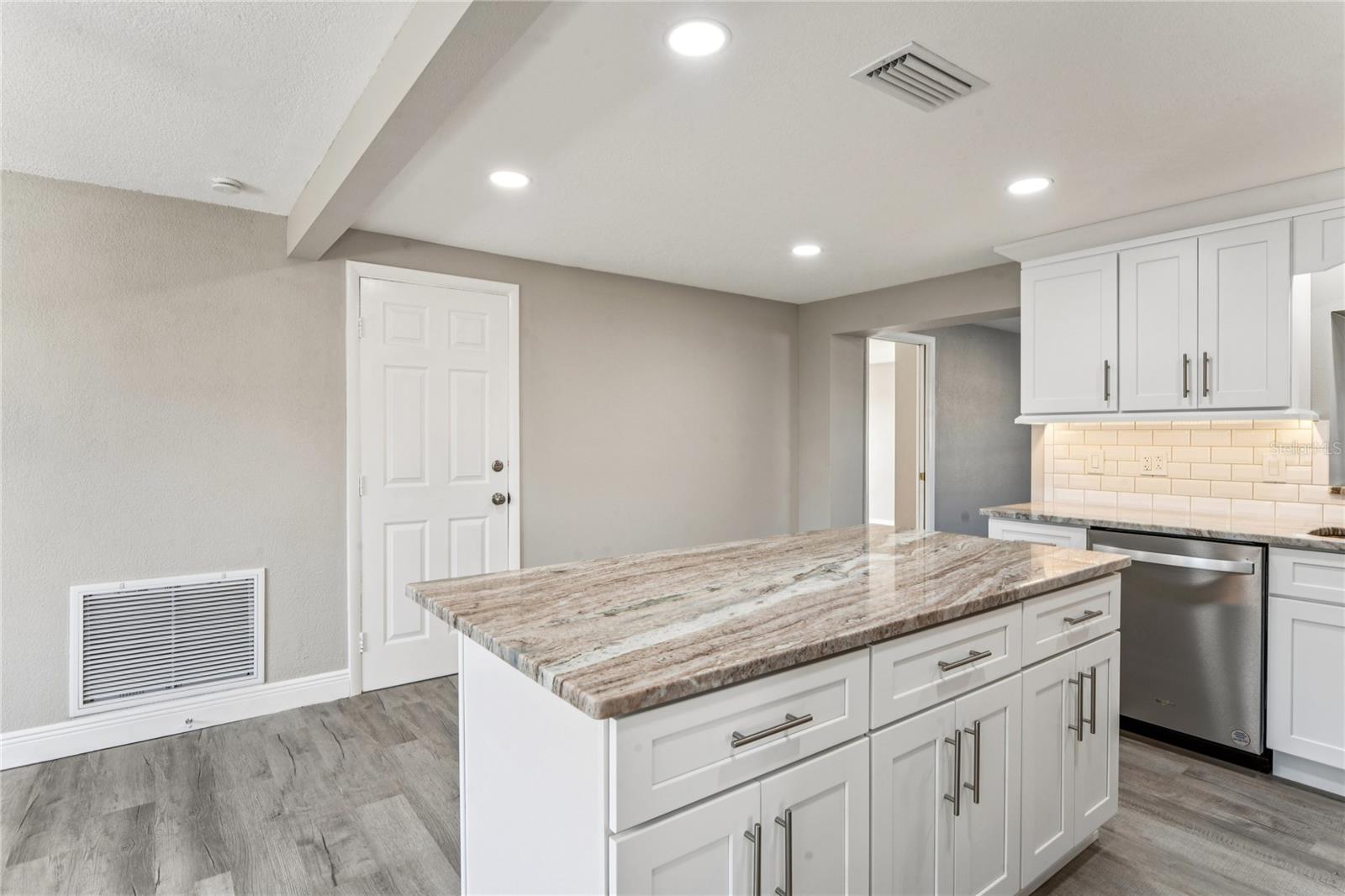 Listing photo id 13 for 3701 Devonshire Drive