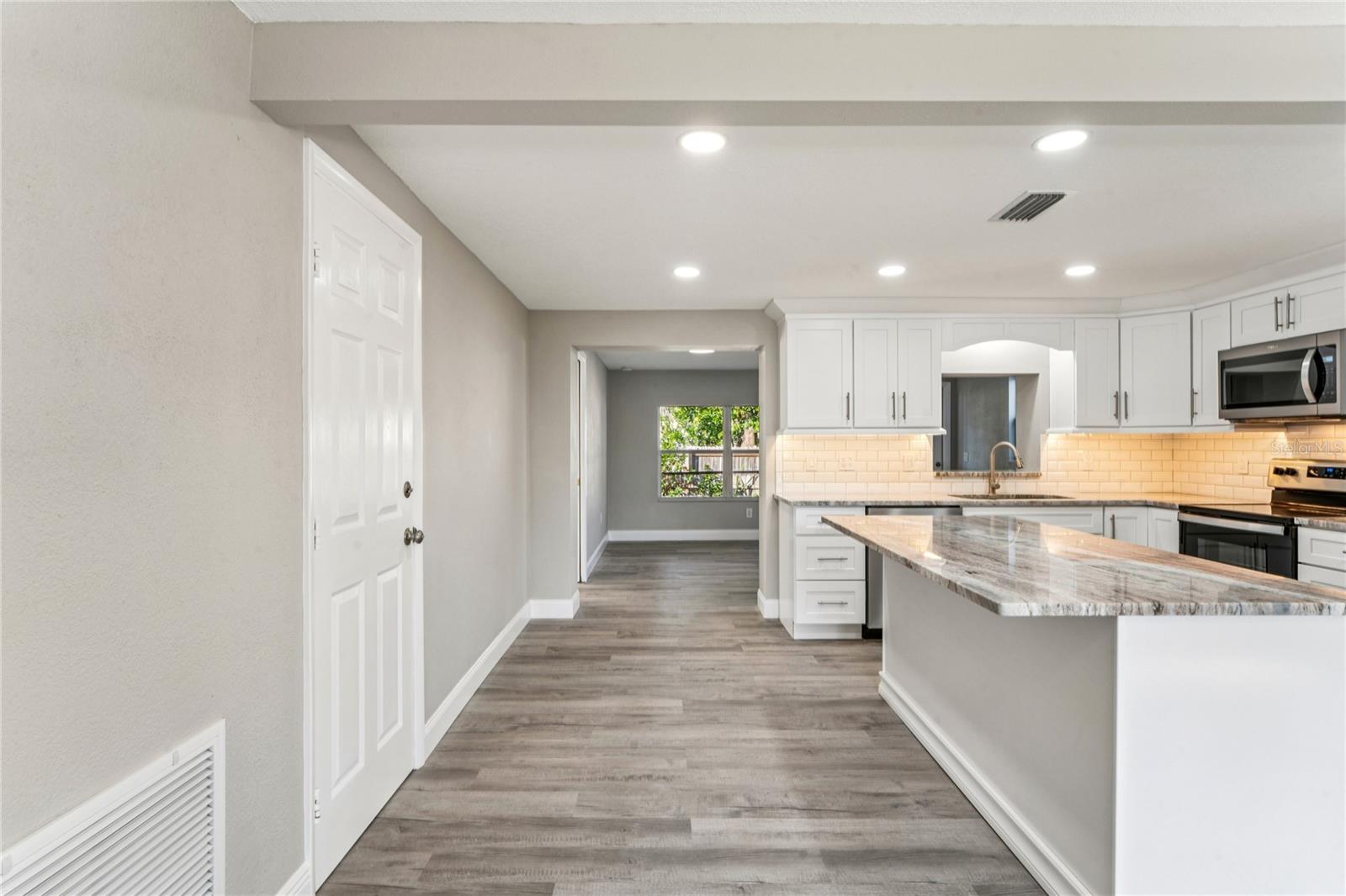 Listing photo id 14 for 3701 Devonshire Drive