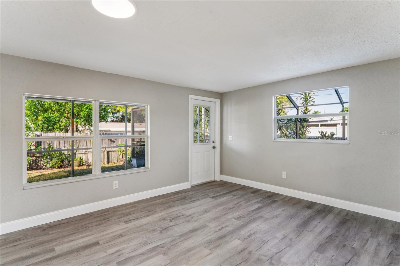 Listing photo id 16 for 3701 Devonshire Drive