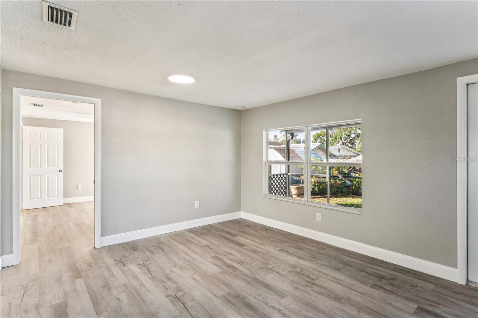 Listing photo id 18 for 3701 Devonshire Drive