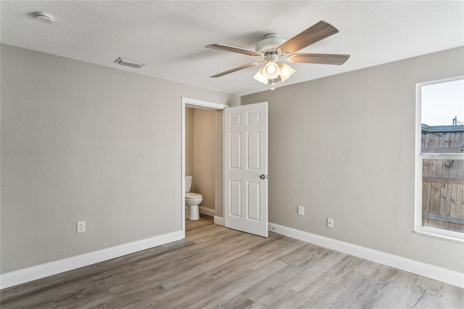 Listing photo id 21 for 3701 Devonshire Drive