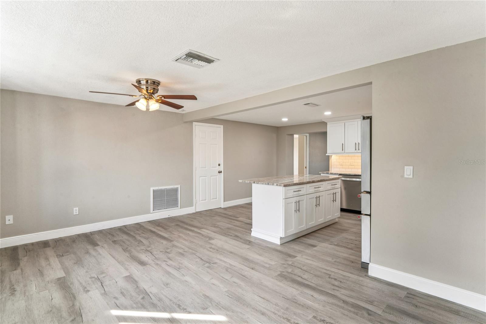 Listing photo id 4 for 3701 Devonshire Drive