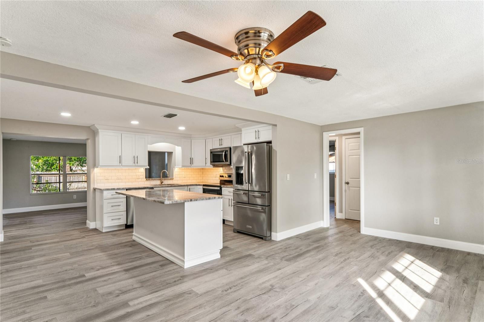 Listing photo id 7 for 3701 Devonshire Drive