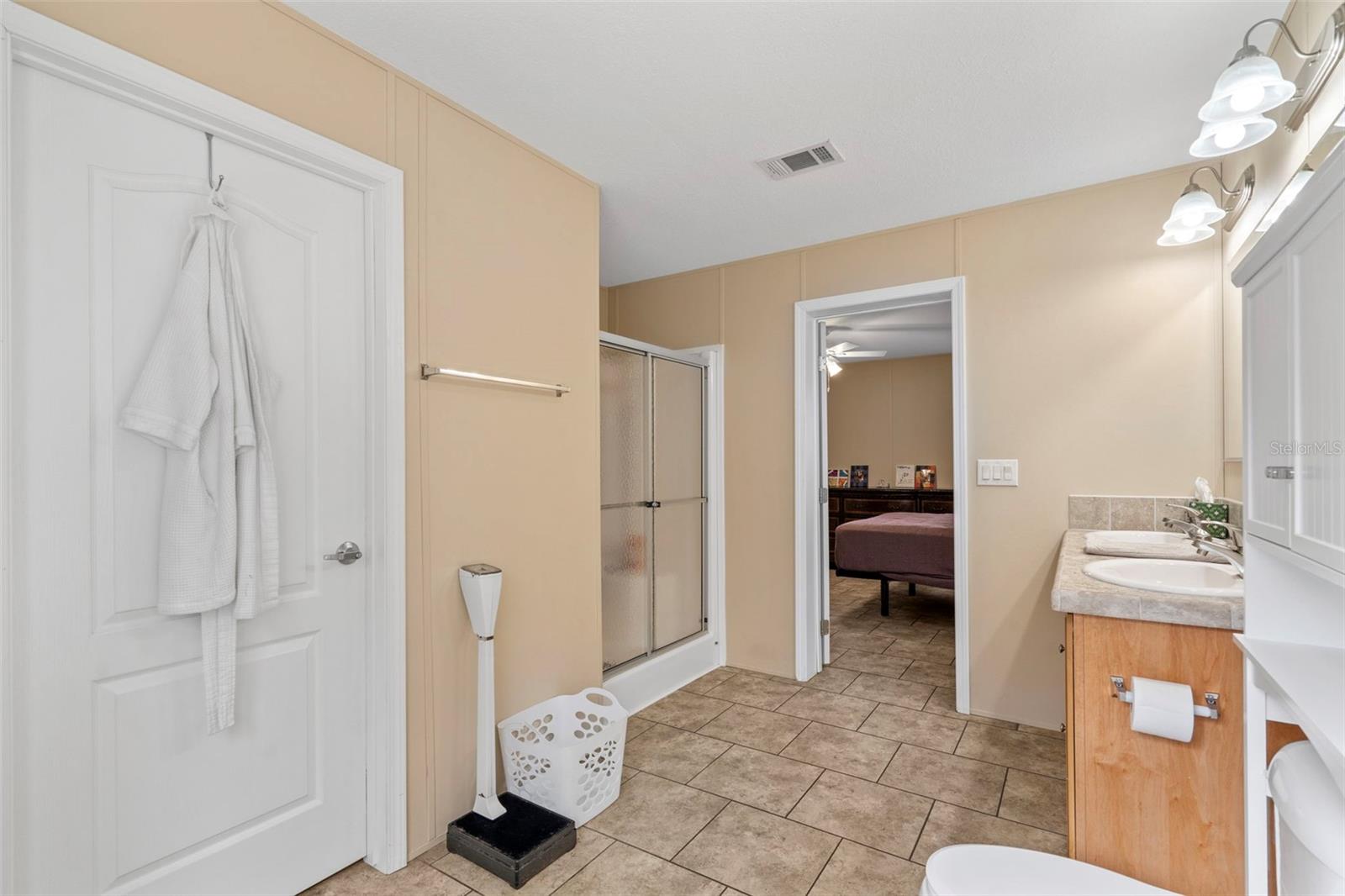 Image 21 of 34 For 17736 Medley Avenue