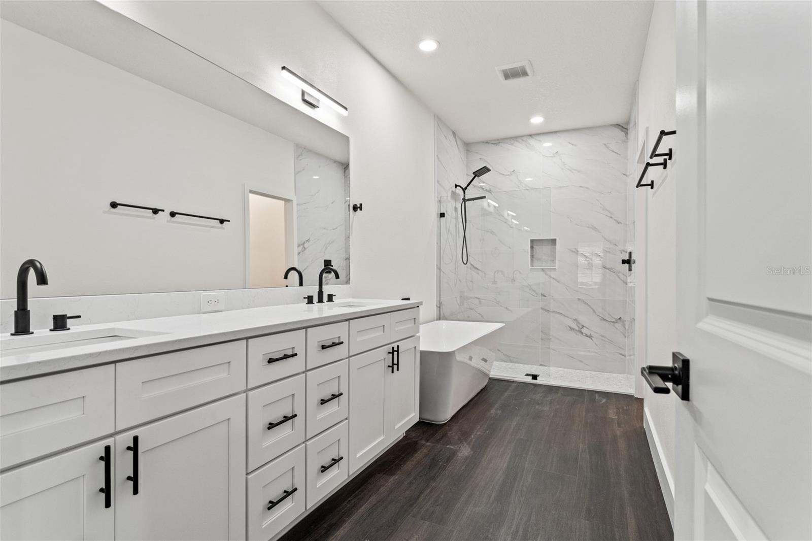 Image 28 of 69 For 11374 Paramount Avenue