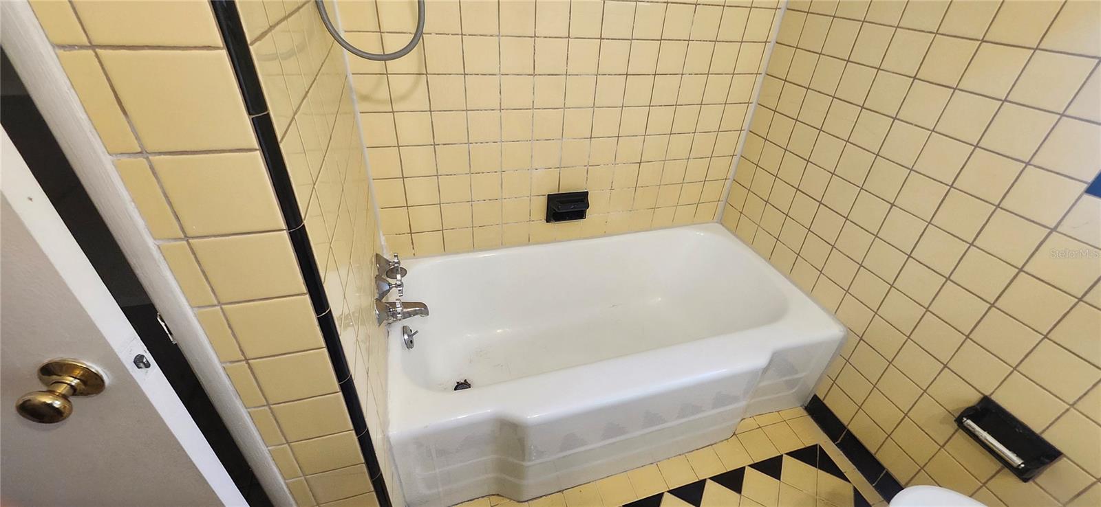 Image 25 of 41 For 1365 Overlea Street