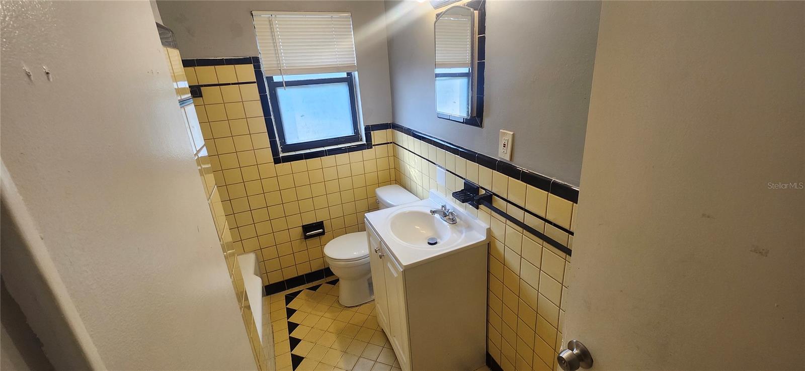 Image 27 of 41 For 1365 Overlea Street