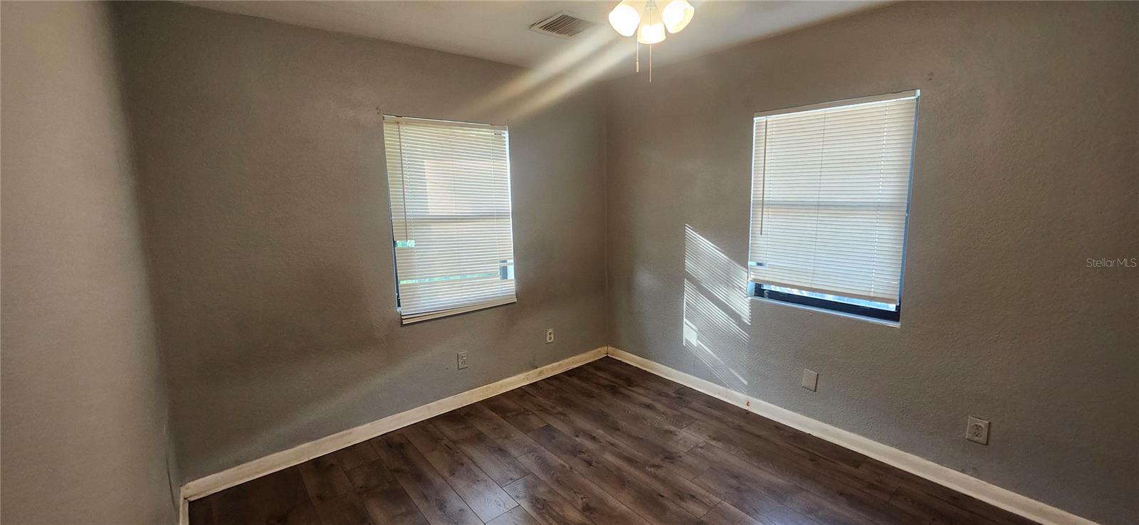 Image 28 of 41 For 1365 Overlea Street