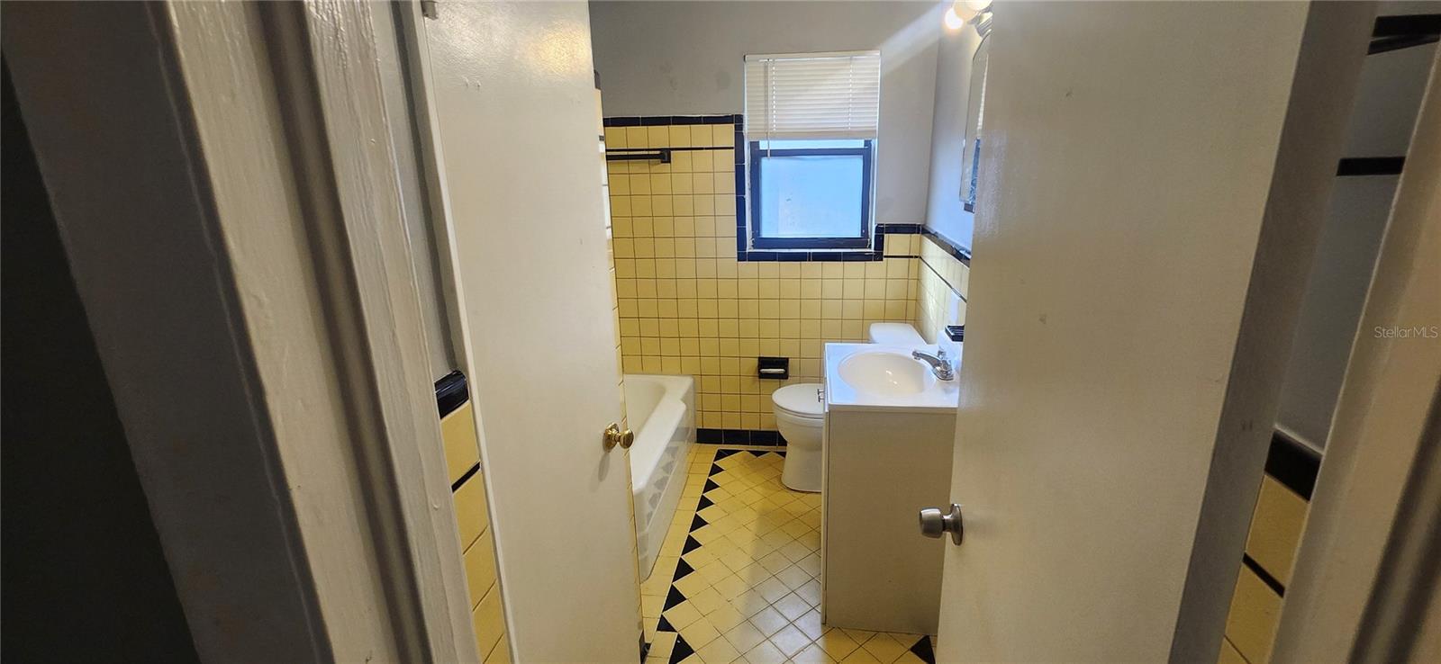 Image 3 of 41 For 1365 Overlea Street