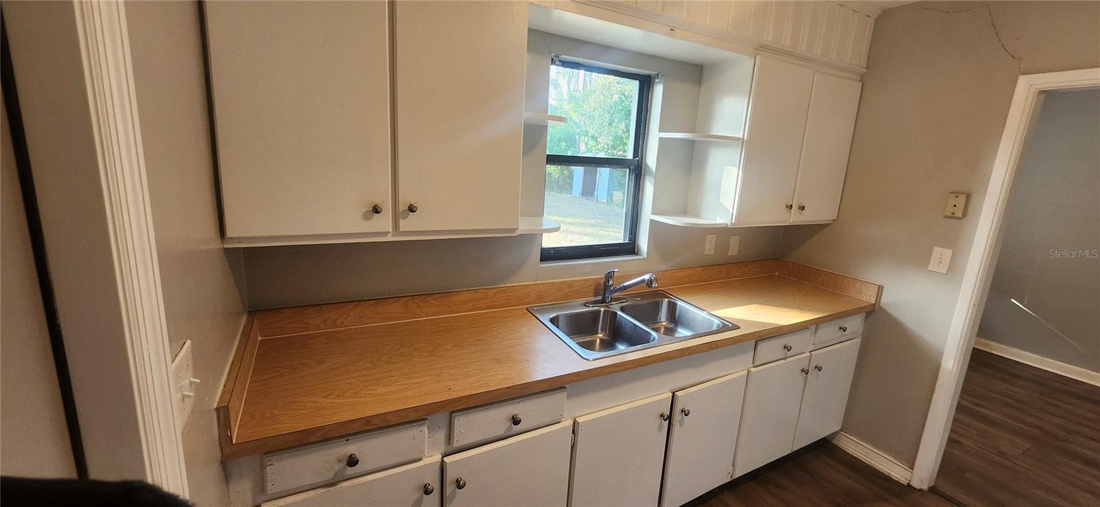 Image 34 of 41 For 1365 Overlea Street