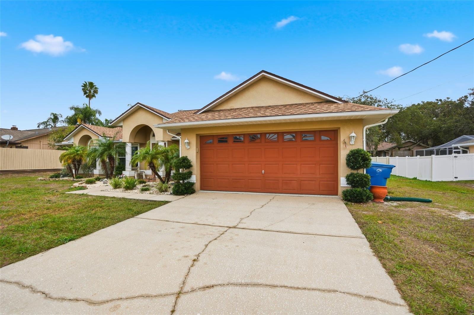 Listing photo id 1 for 204 Planter Road