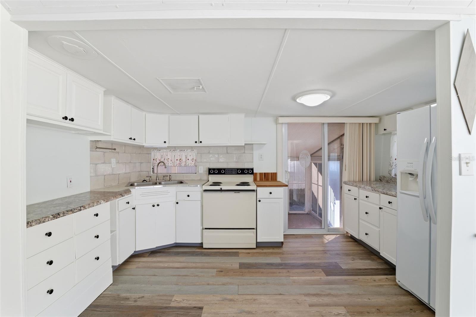 Listing photo id 8 for 1934 Shady Cove