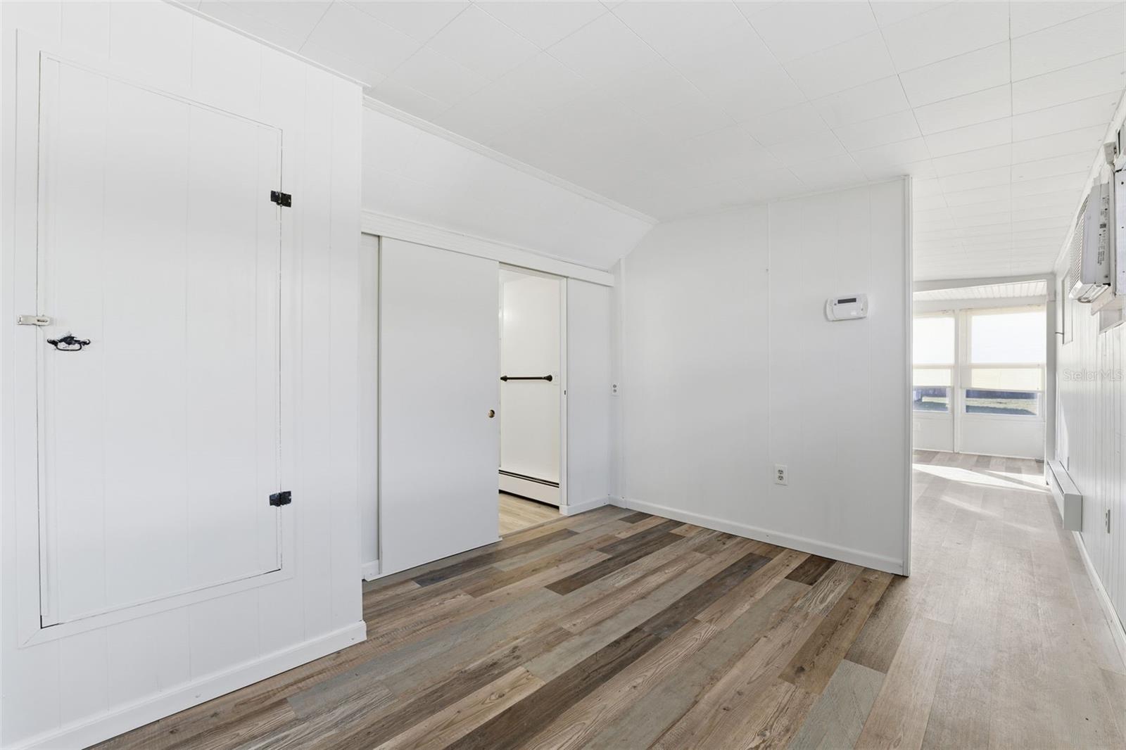 Listing photo id 11 for 1934 Shady Cove