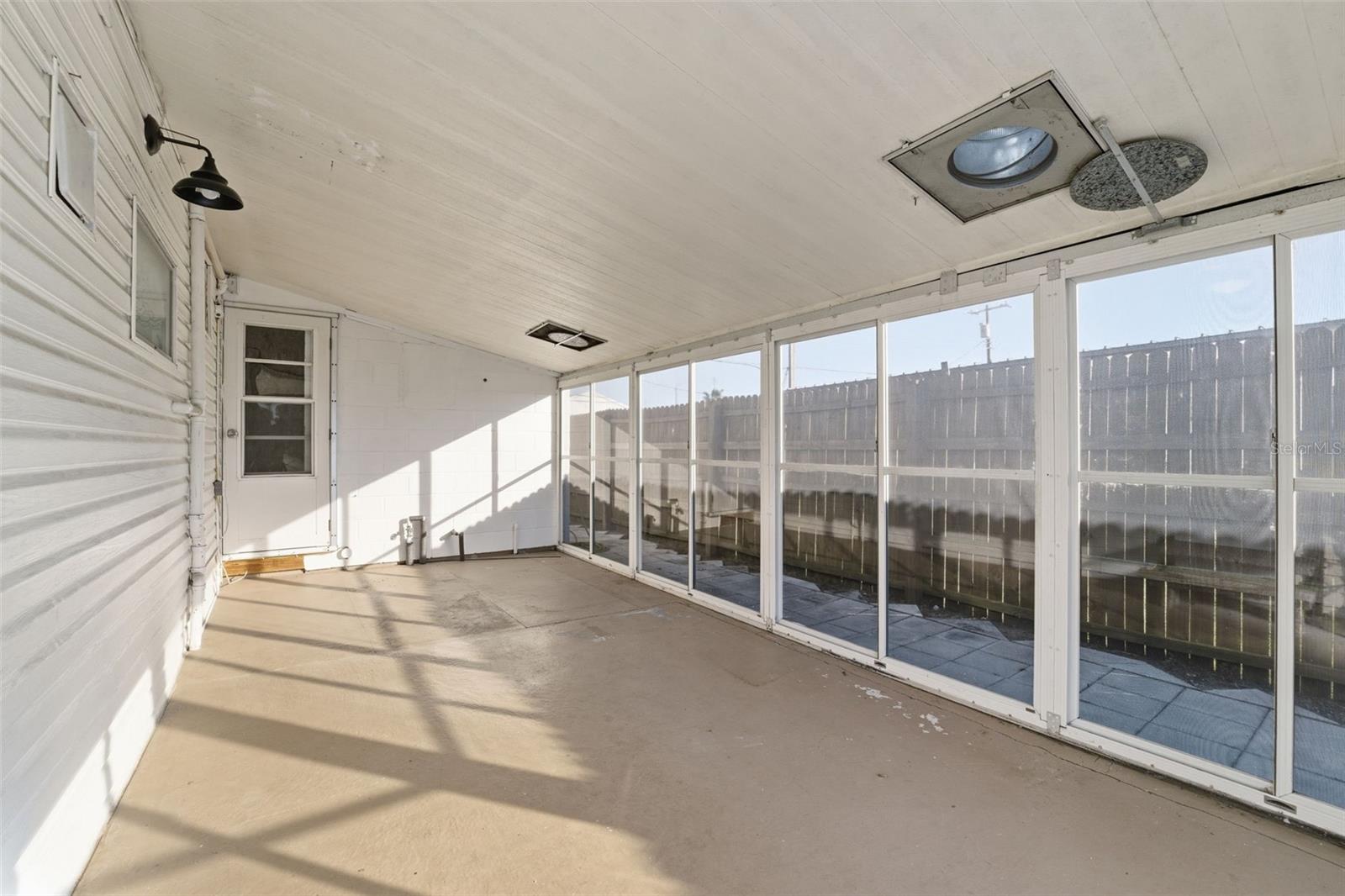 Listing photo id 20 for 1934 Shady Cove