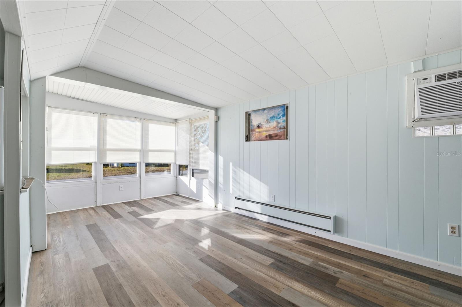 Listing photo id 6 for 1934 Shady Cove