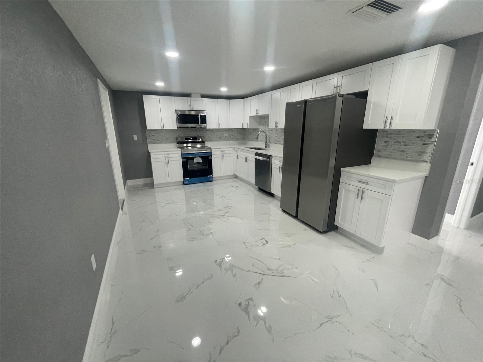 Image 24 of 39 For 8621 Robilina Road