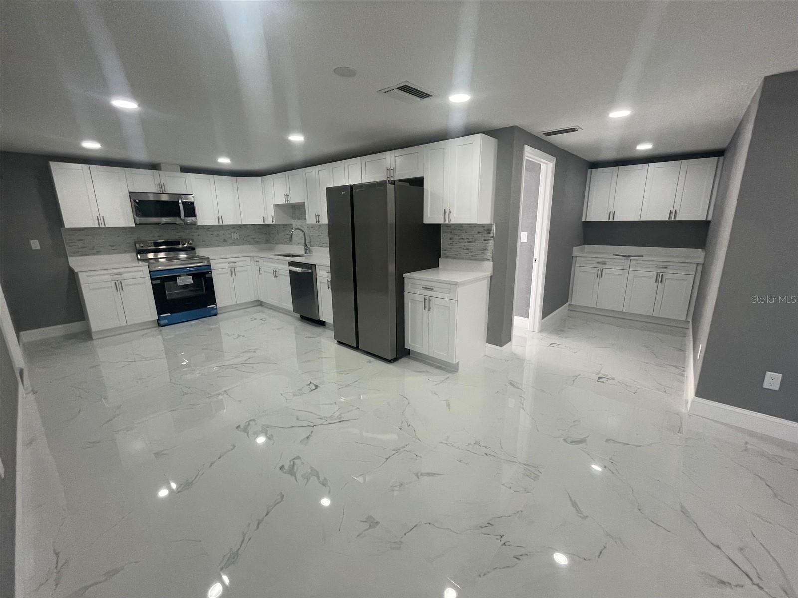 Image 25 of 39 For 8621 Robilina Road