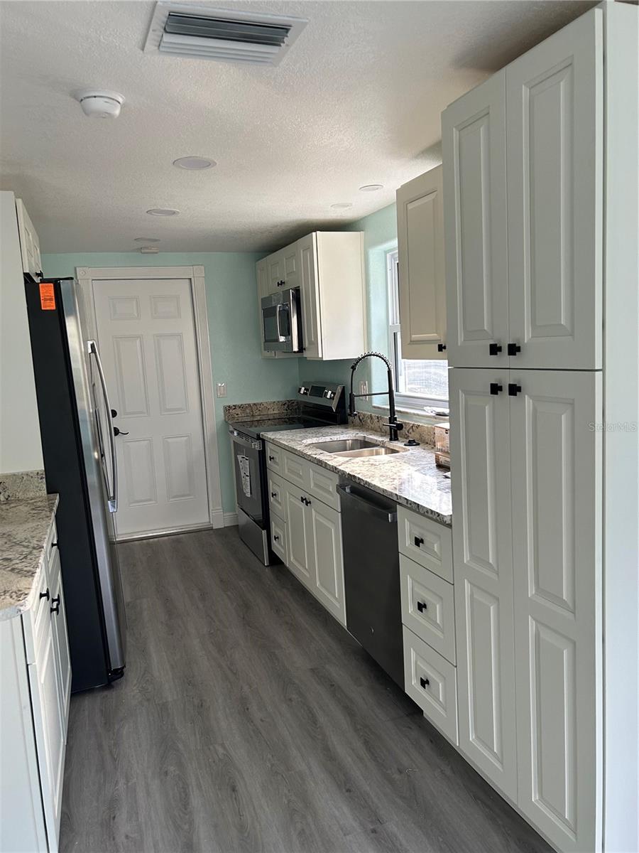 Image 6 of 26 For 7619 Hatteras Drive