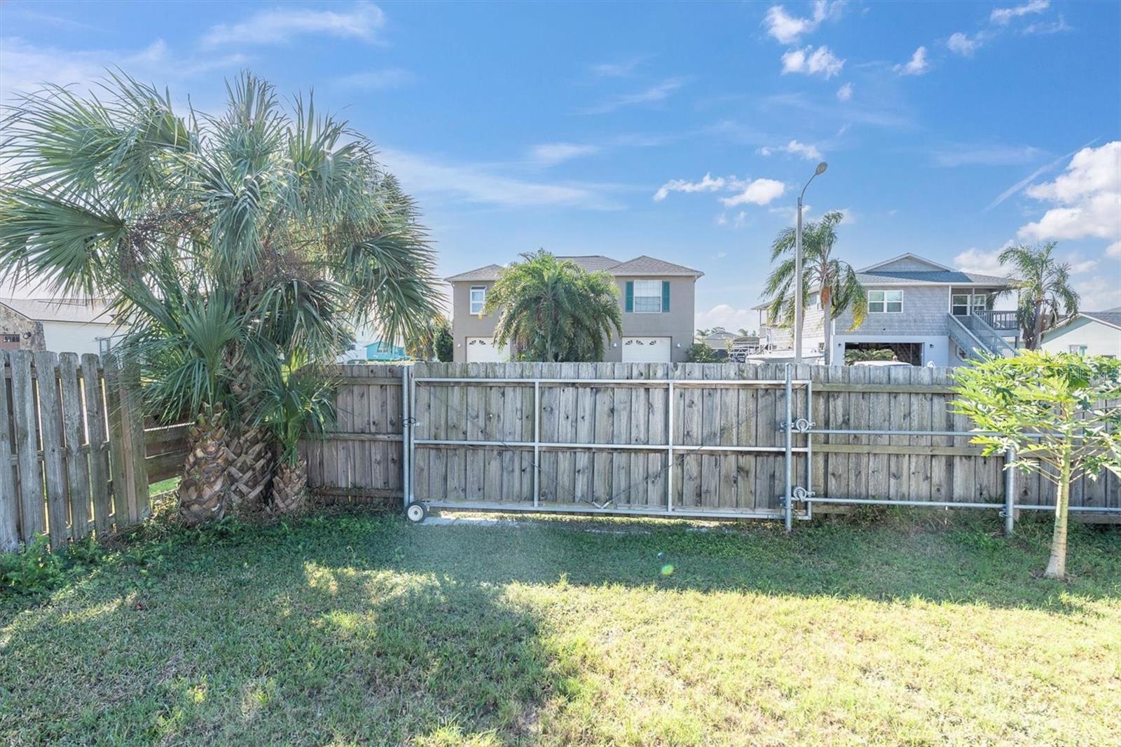 Listing photo id 24 for 7312 Mako Drive