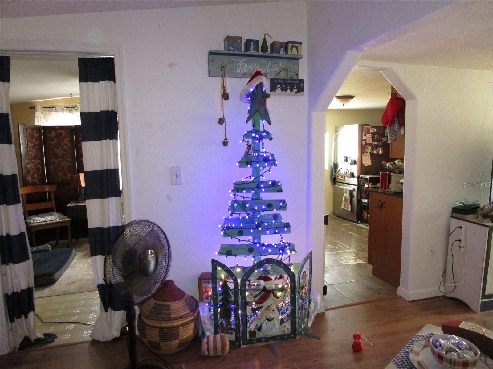 Image 10 of 62 For 17609 Bathurst Avenue