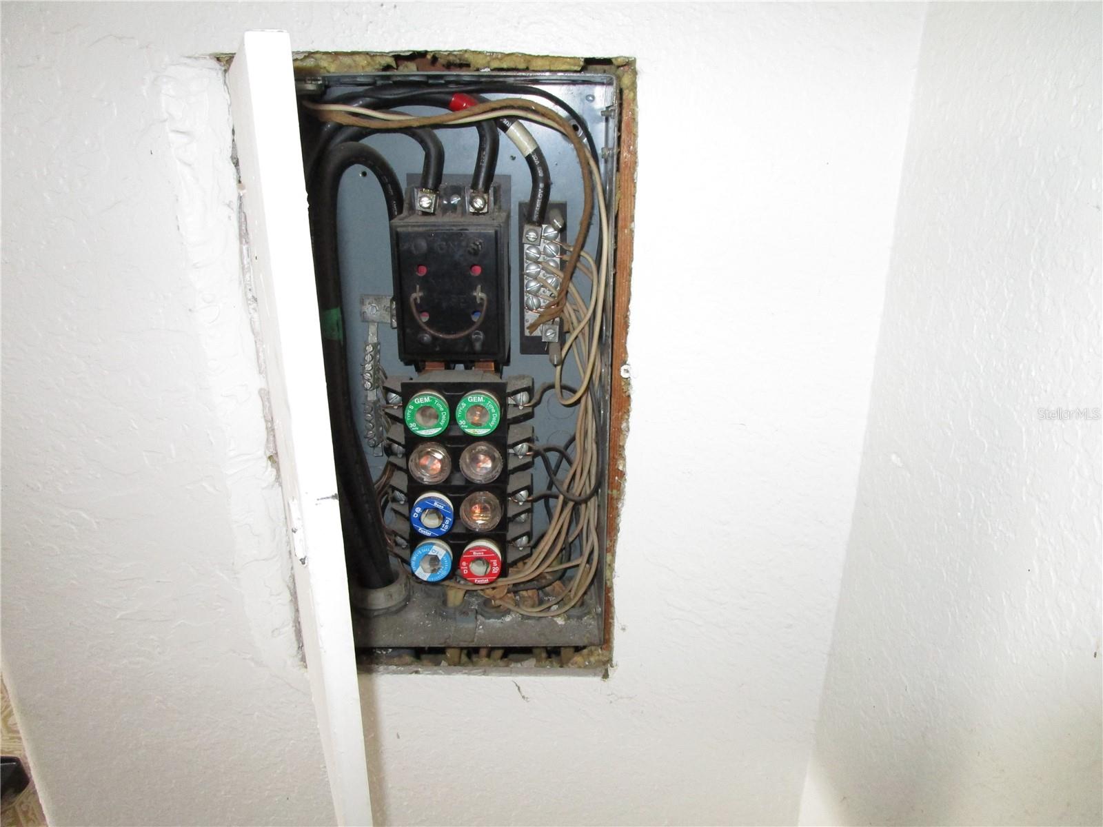 Image 40 of 62 For 17609 Bathurst Avenue