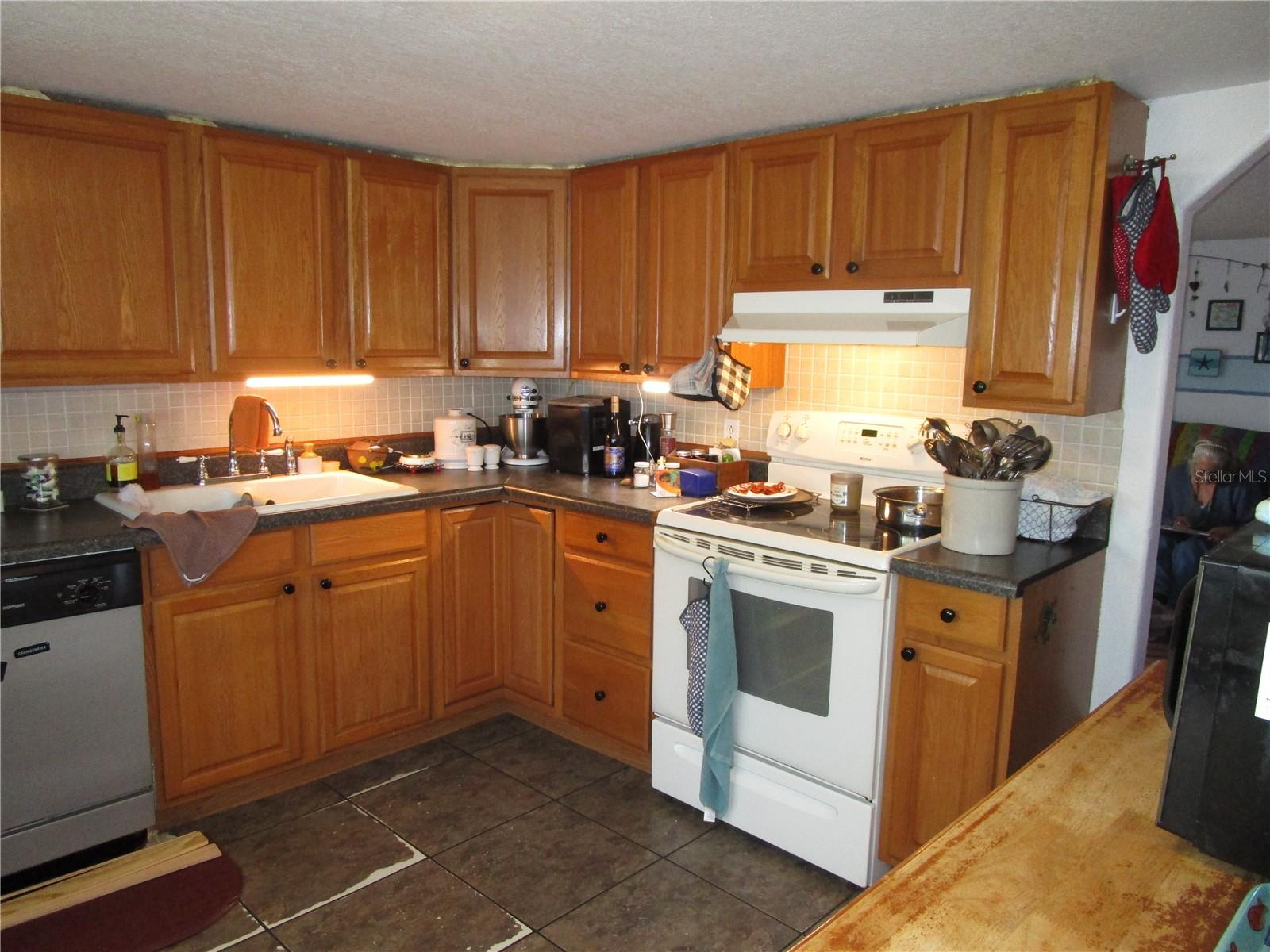 Image 5 of 62 For 17609 Bathurst Avenue