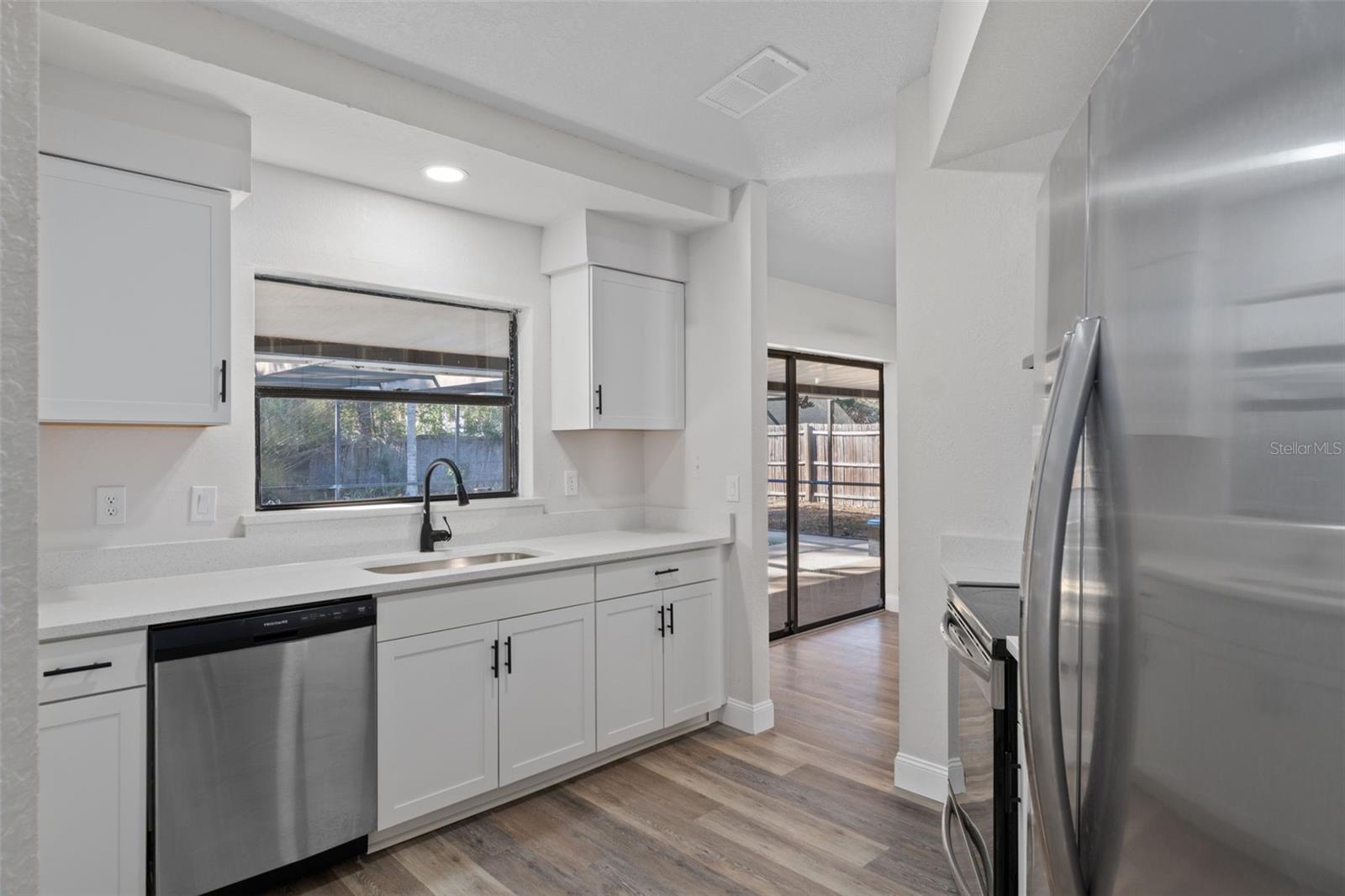 Listing photo id 11 for 11272 Portsmouth Street