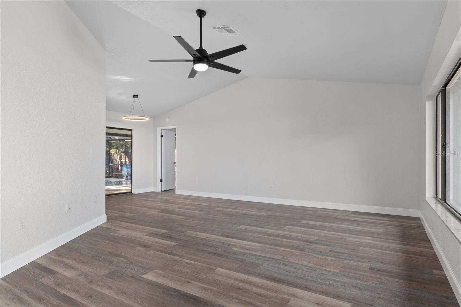 Listing photo id 2 for 11272 Portsmouth Street