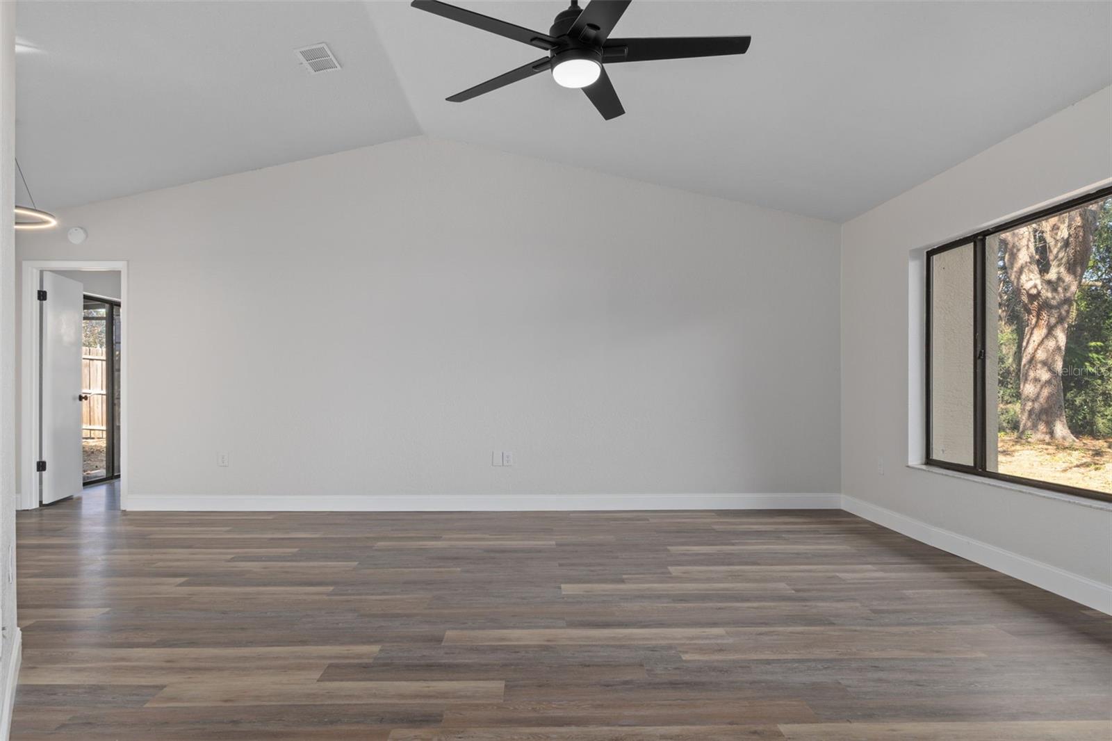 Listing photo id 4 for 11272 Portsmouth Street