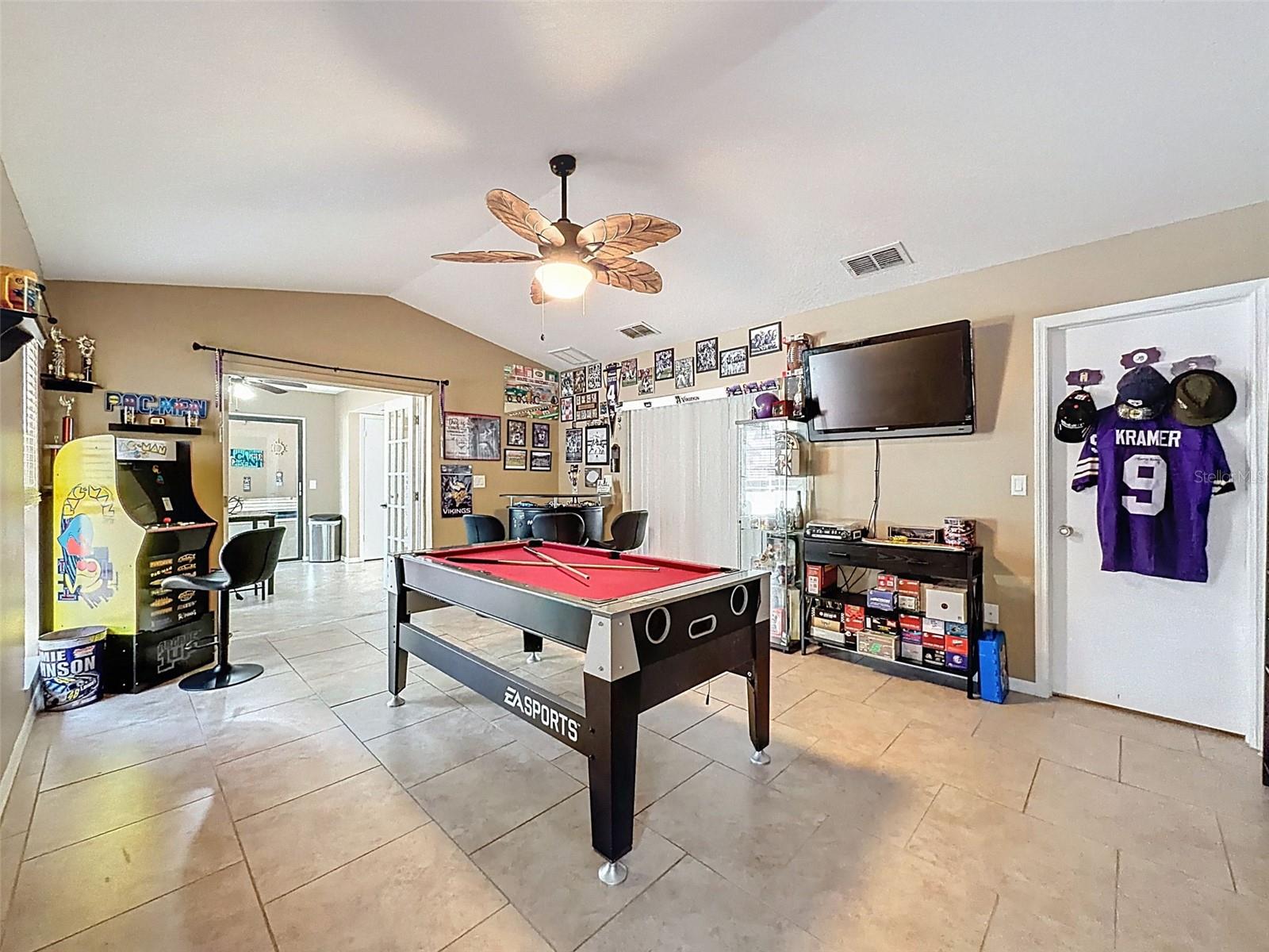 Listing photo id 11 for 155 Ruskin Avenue