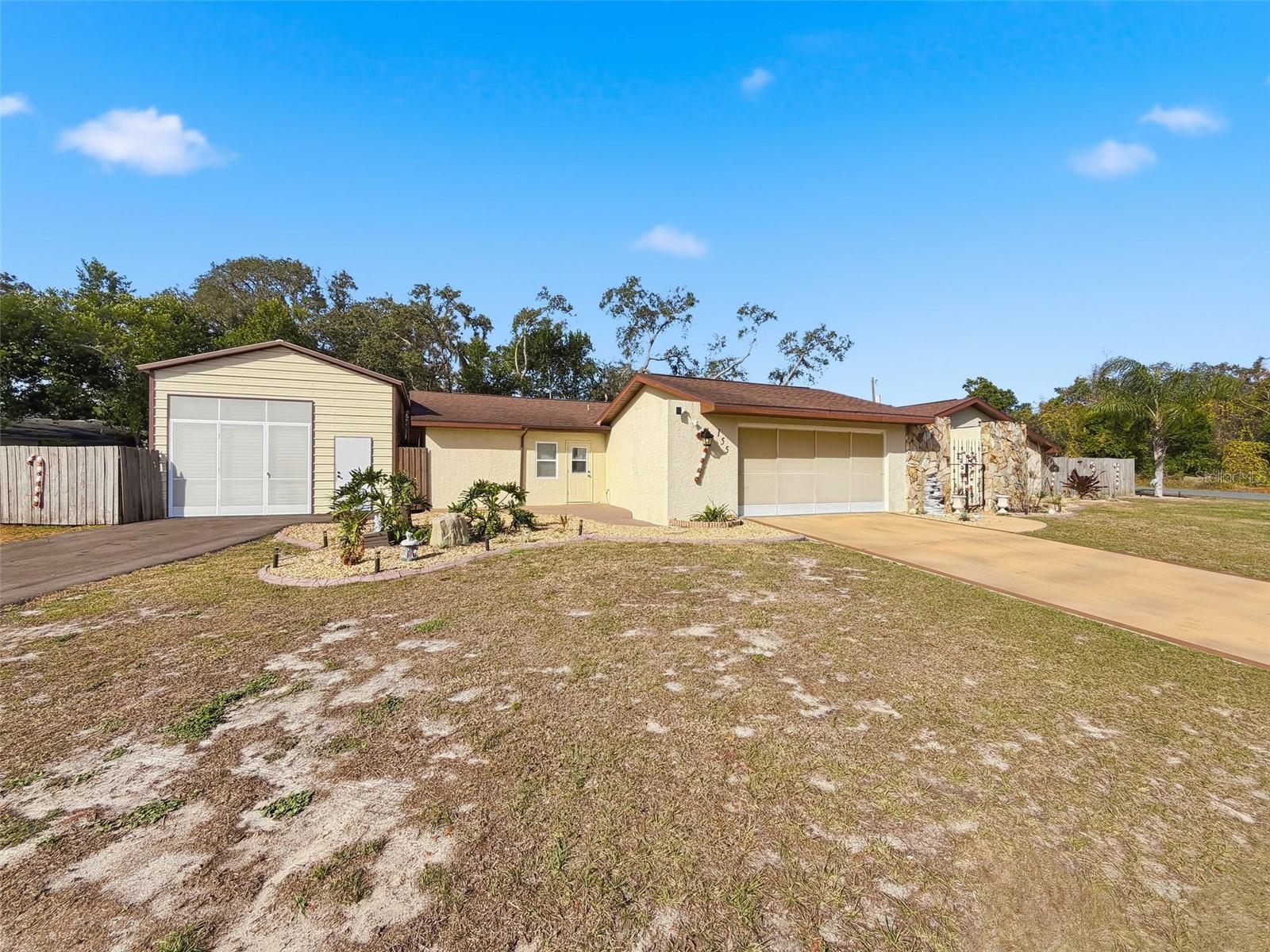 Listing photo id 32 for 155 Ruskin Avenue