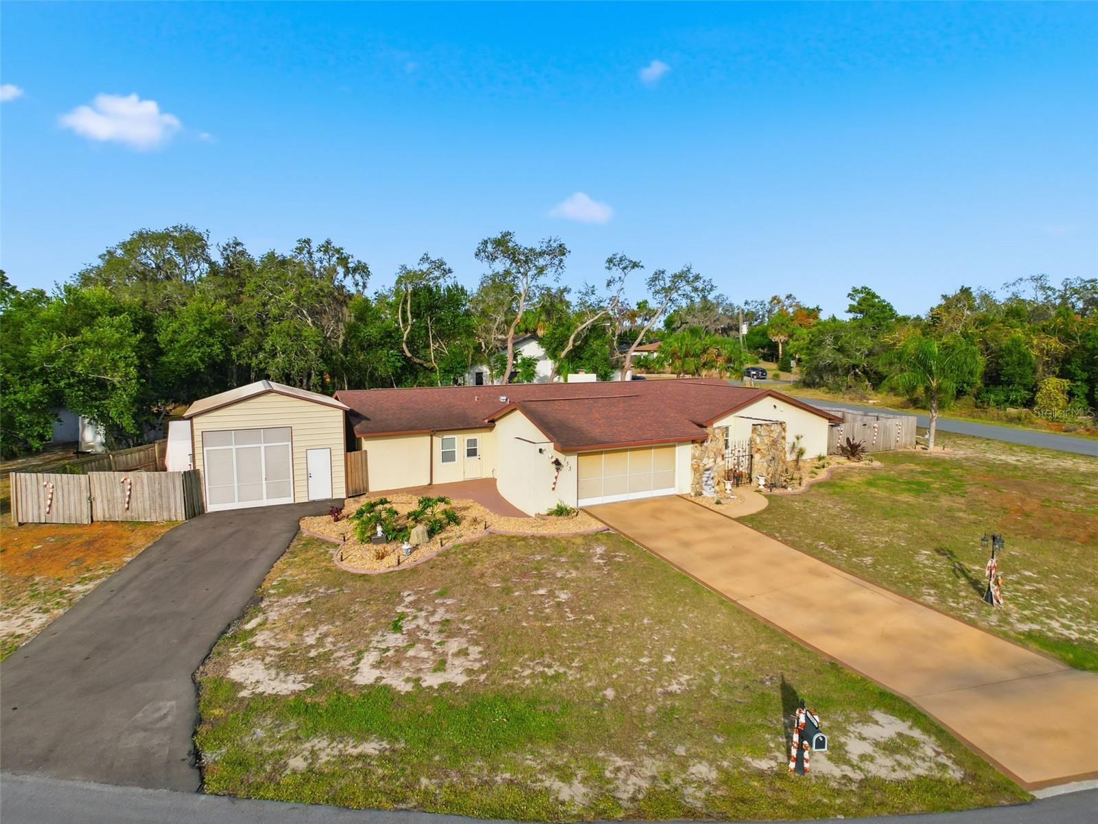 Listing photo id 37 for 155 Ruskin Avenue