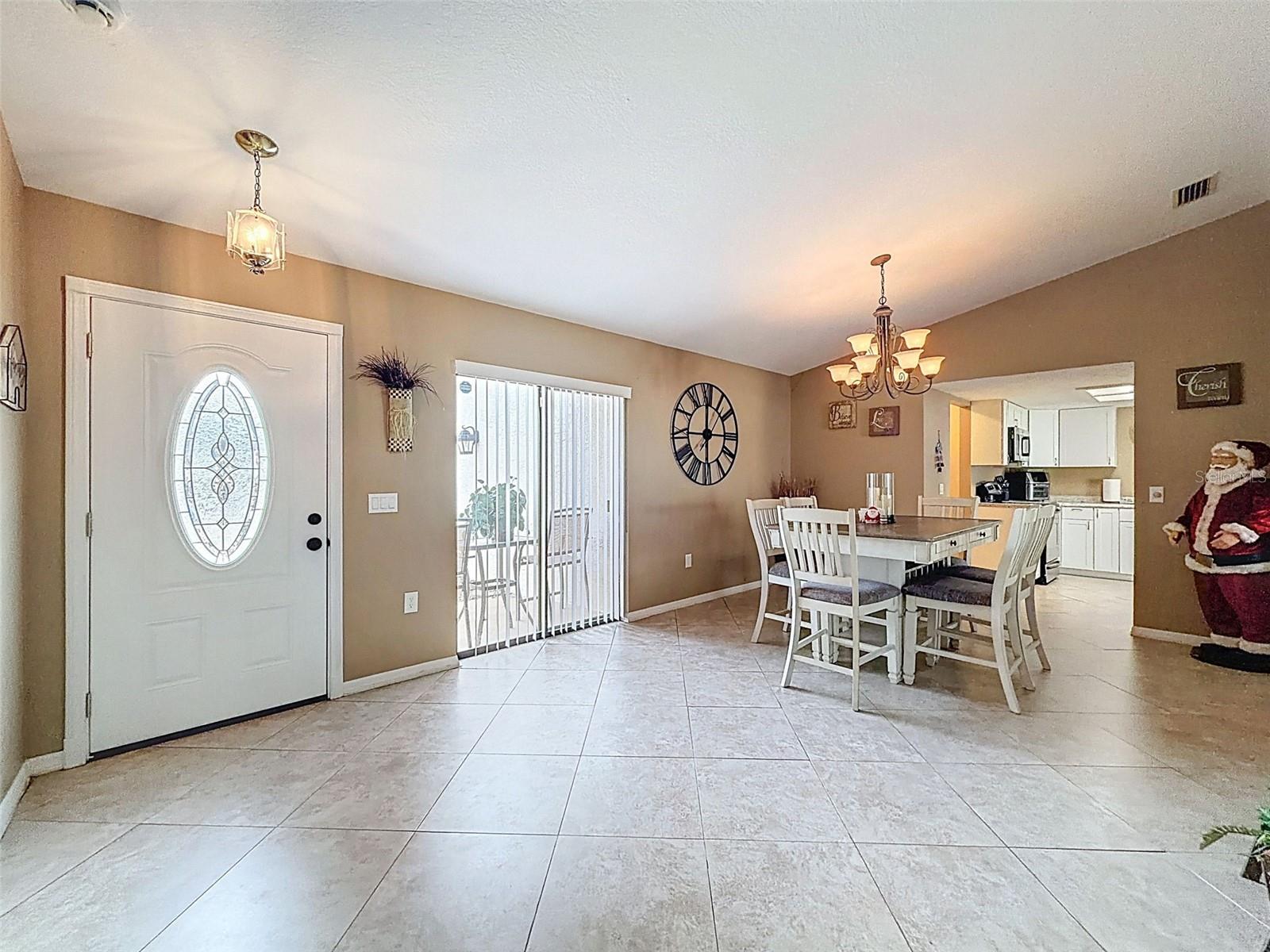 Listing photo id 2 for 155 Ruskin Avenue