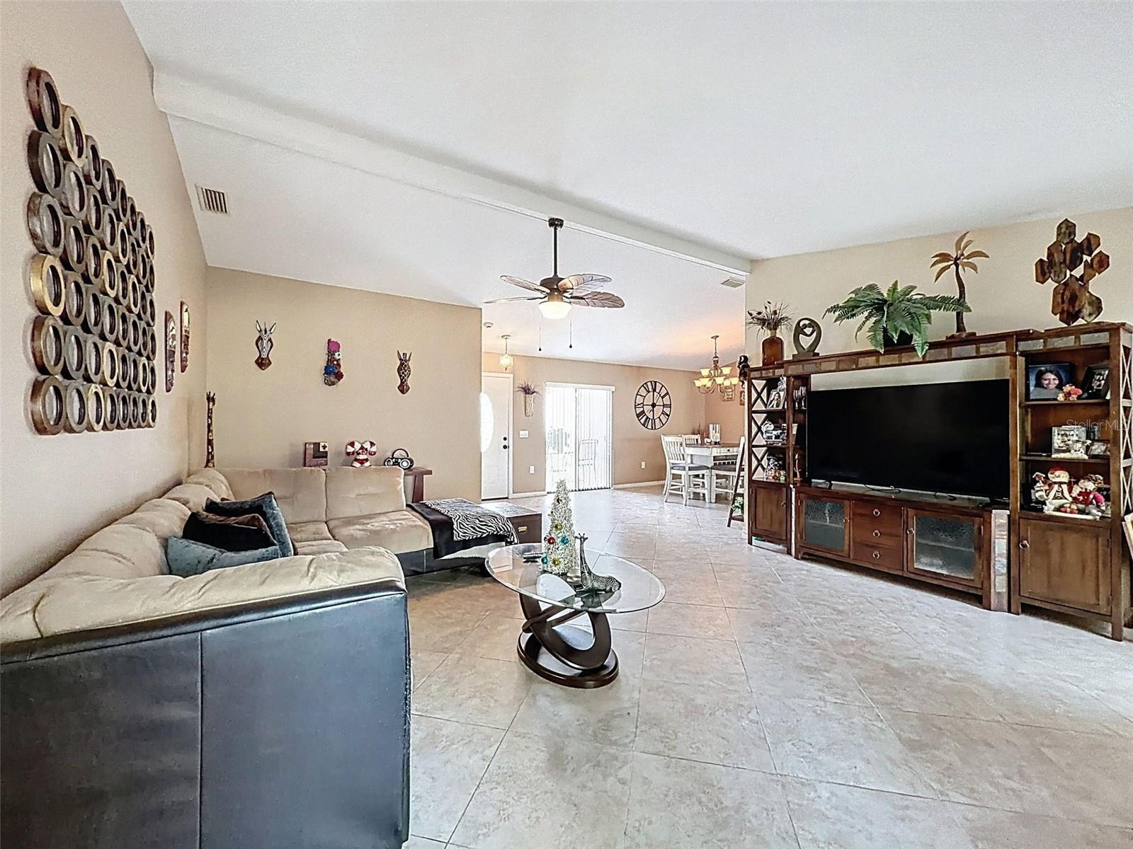 Listing photo id 4 for 155 Ruskin Avenue